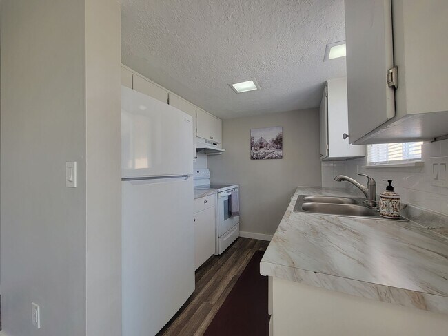 Foto del edificio - Newly Renovated Townhouse - Pet Friendly!!