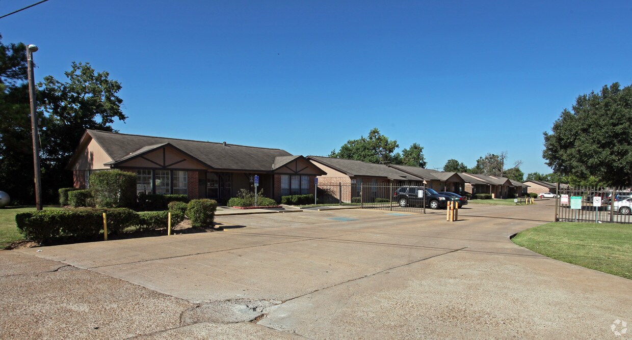 Foto principal - Pine Meadows Apartments