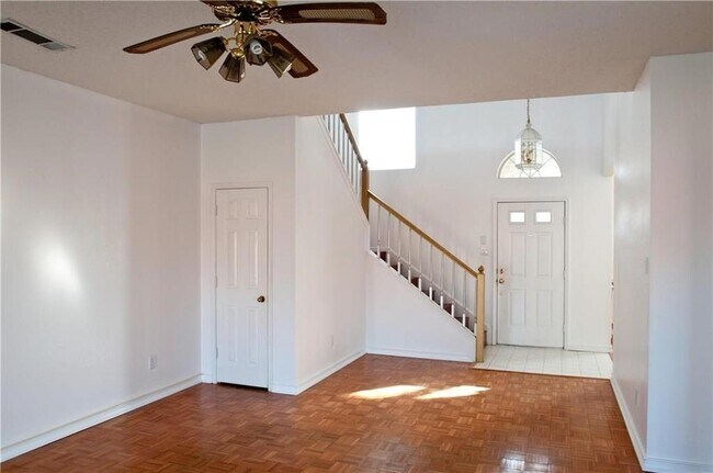 Foto del edificio - 4909 Reunion Dr