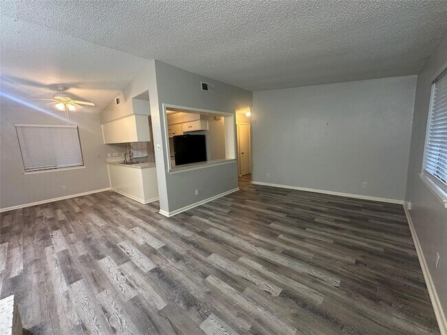 Foto del edificio - 8910 Little Walnut Pkwy