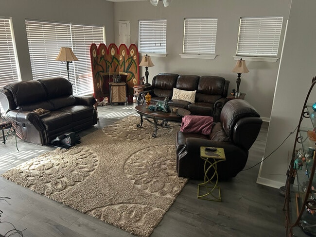 Building Photo - 620 Temple St