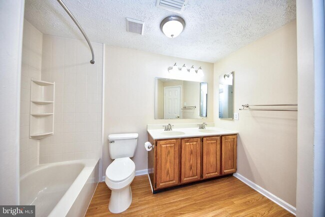 Building Photo - 203 Oak Leaf Cir