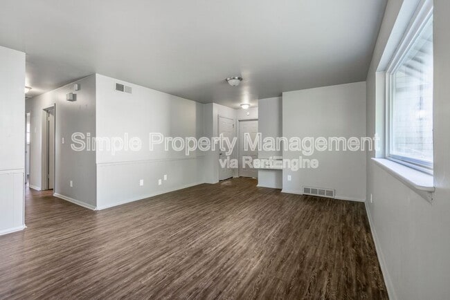 Building Photo - 3221 Beechwood Dr