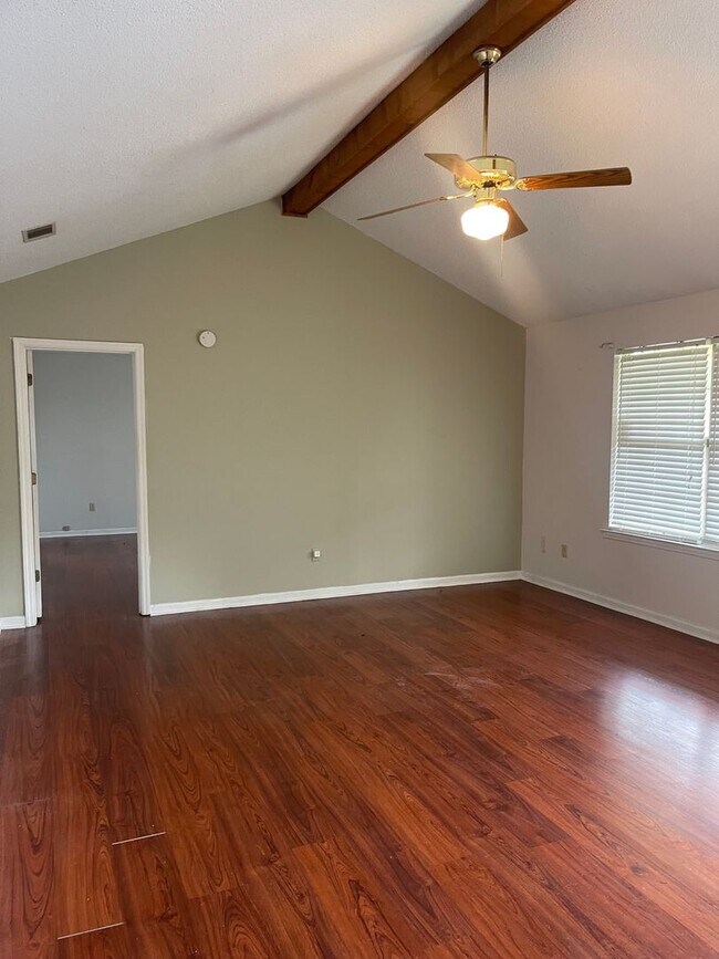 Building Photo - 3 bed plus bonus room!