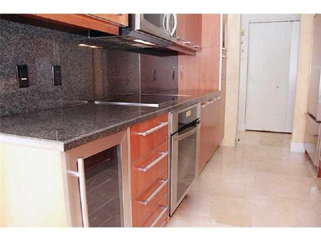 Building Photo - 520 Brickell Key Dr