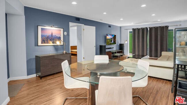 Foto del edificio - 2260 N Cahuenga Blvd