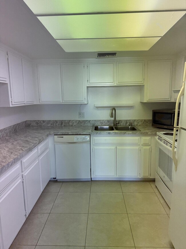 Building Photo - 2017 Normandy Ct