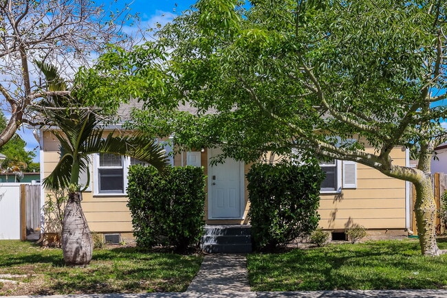 Building Photo - 522 21st Ave N