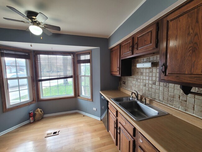 Building Photo - 1418 Walnut Cir