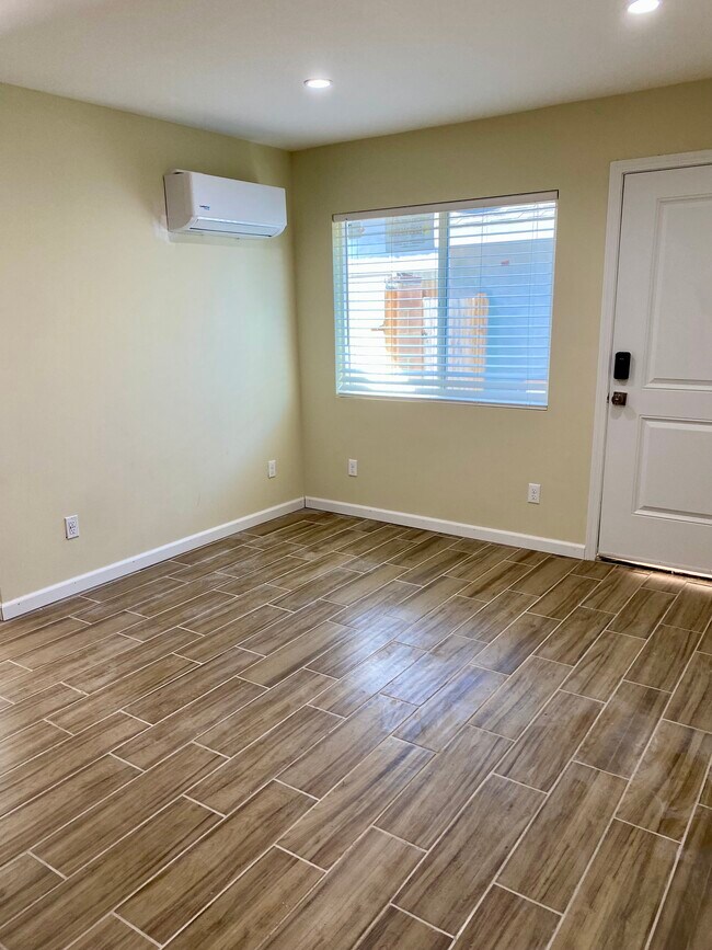 Sala de estar - 2296 Cutler St