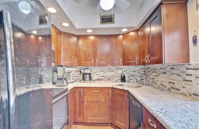 Building Photo - 66 Burgundy B