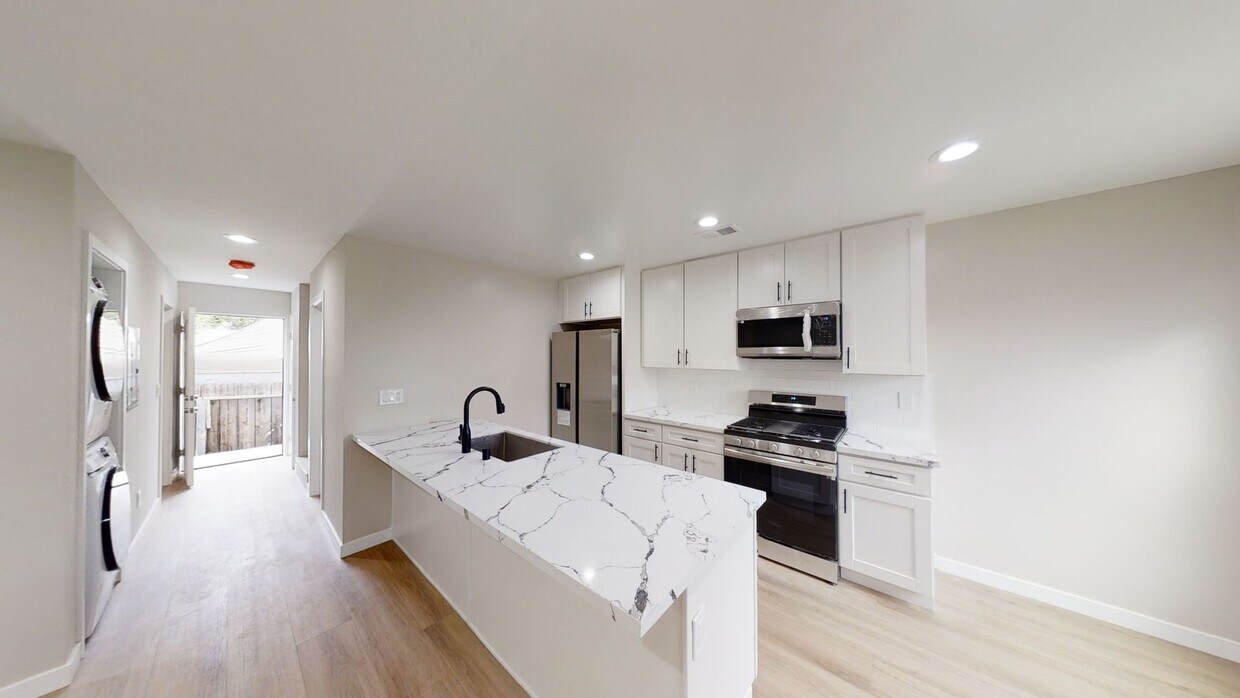 Foto principal - 5117-5119 E Falls View Dr