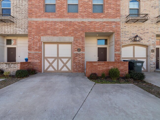 Building Photo - Gorgeous newer 2br 2.5ba Townhome!!