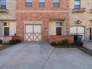 Building Photo - 475 S Fretz Ave