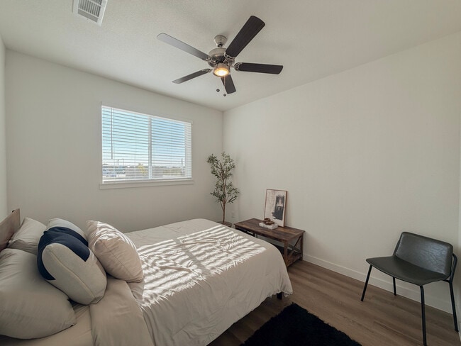 Building Photo - Beyond The Bend