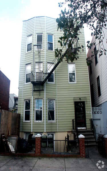 Primary Photo - 782 Morris Park Ave