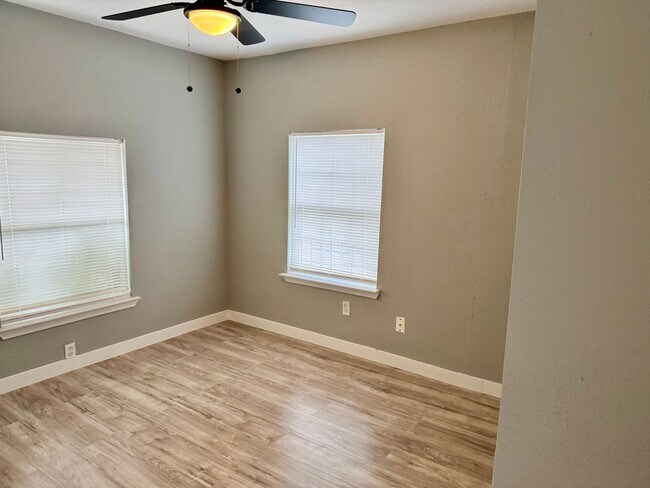 Foto del edificio - 807 E Southcross