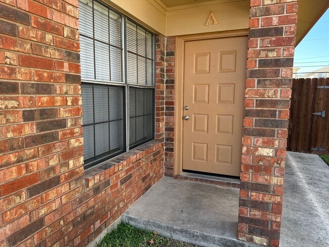 Building Photo - 3705 Hereford Ln