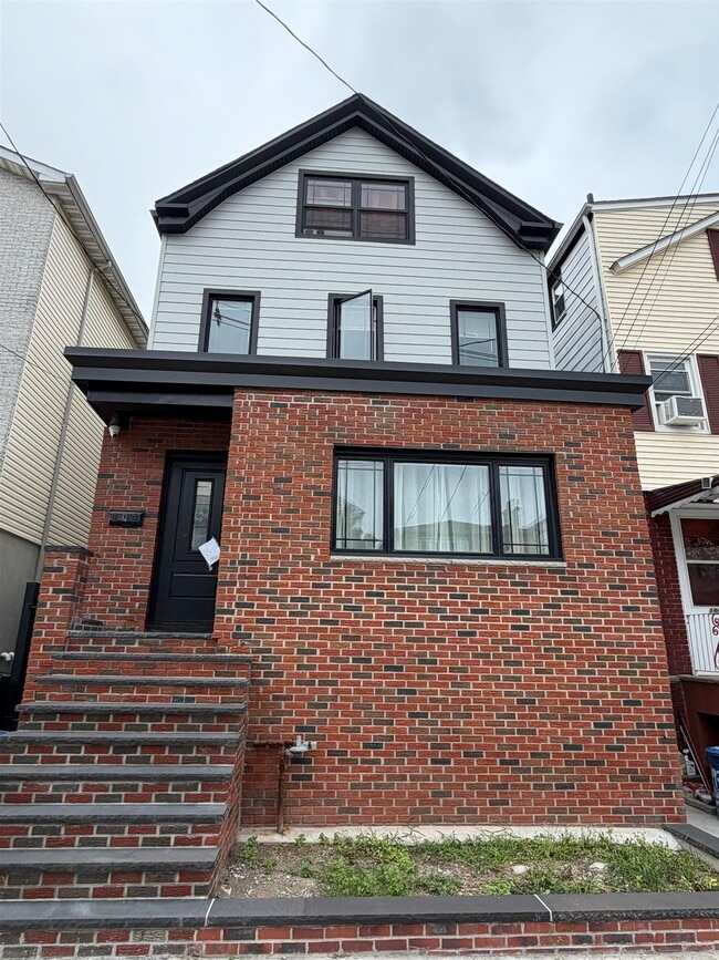 Building Photo - 195 Hutton St
