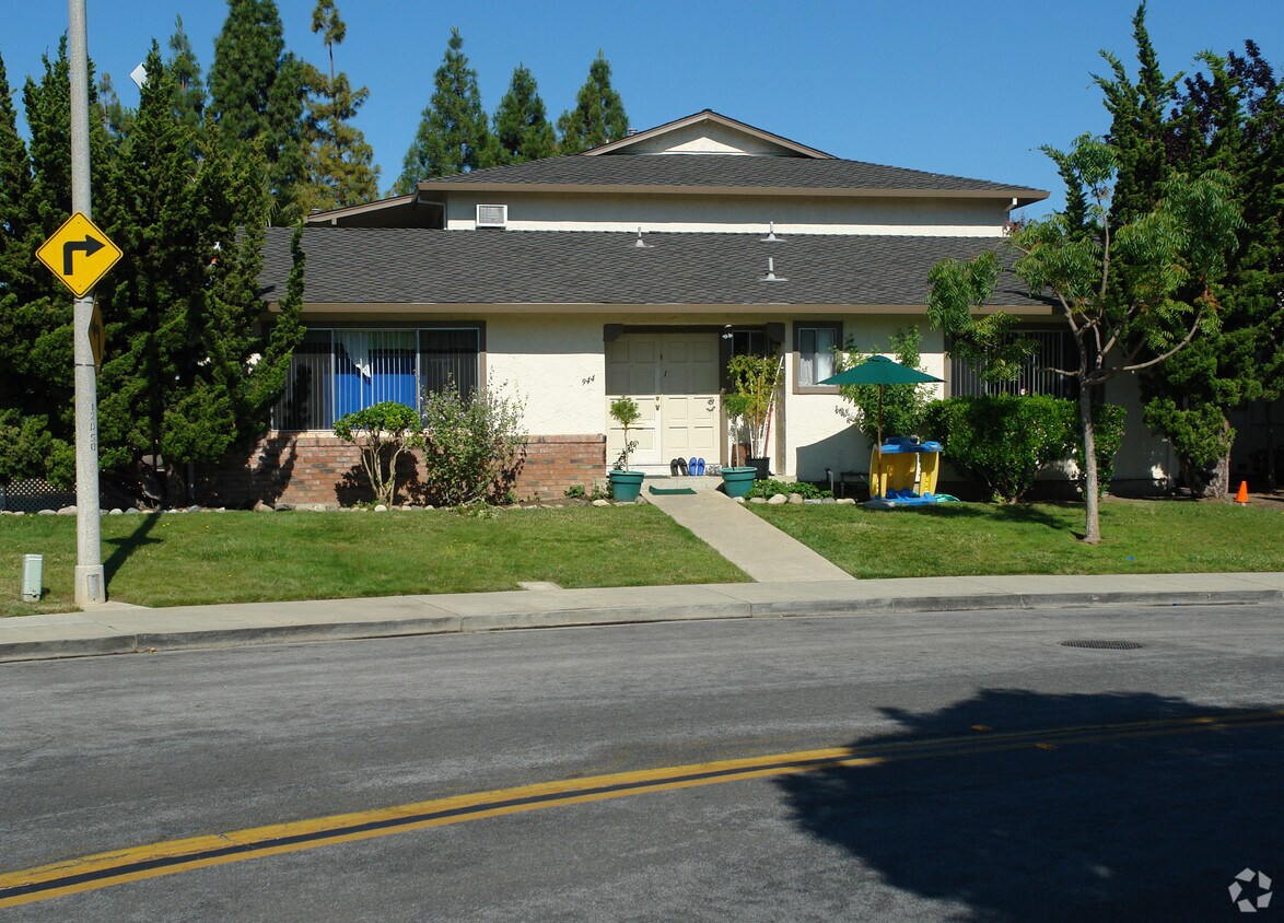 Building Photo - 955 Azure St