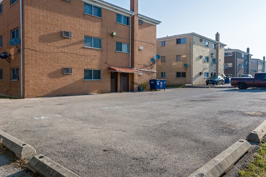 Building Photo - 2121 Narcissus Ave