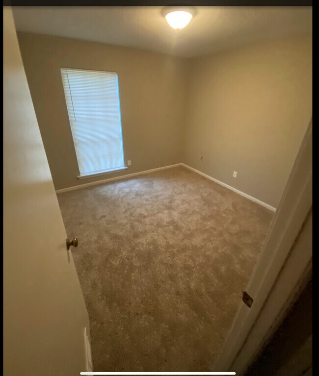 Building Photo - 6350 Greenbrook S