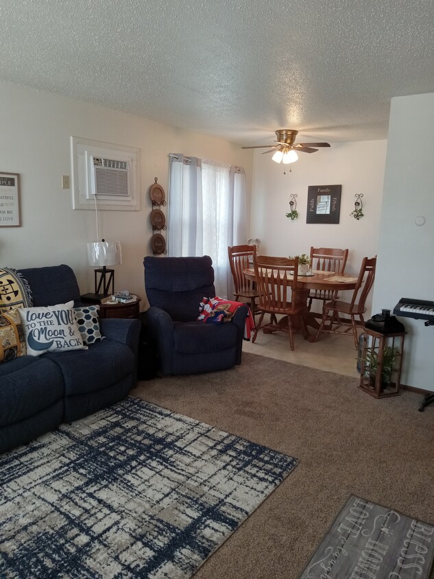 Living room - 216 Mamie Eisenhower Ave