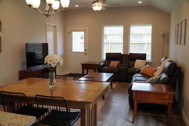 Foto del edificio - 7626 Rustler Ln