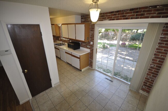 Foto del edificio - Close to CSU! 3 Bed Home with Fenced Yard & Garage
