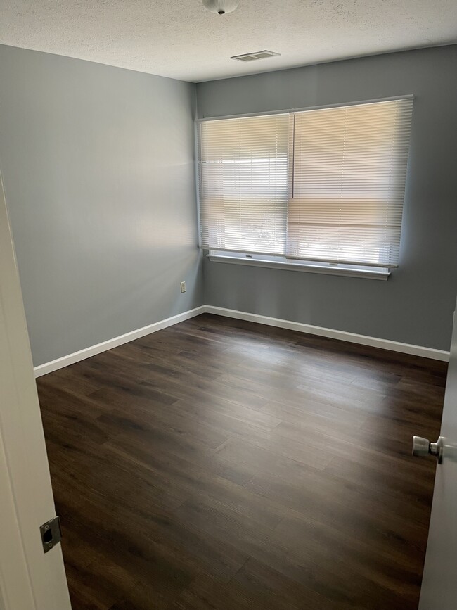 Building Photo - 103 Lovely Mount Dr