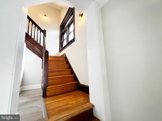 Building Photo - 323 S Main St