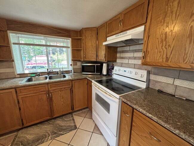 Foto del edificio - Private 3-bedroom home with fenced yard in Pollock Pines near amenities and Hwy-50!