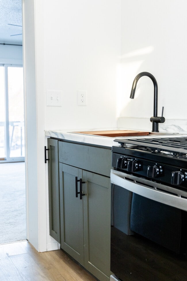 Building Photo - 711 S Phillips Ave