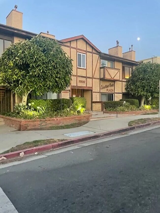 Foto del edificio - 5500 Lindley Ave