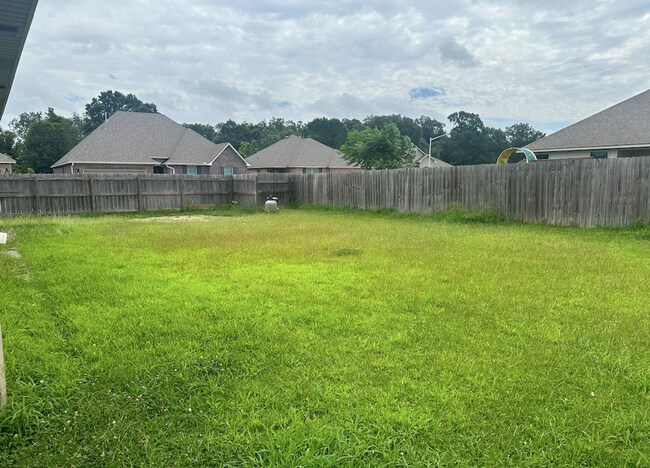 Building Photo - 4 Bed 2 Full baths