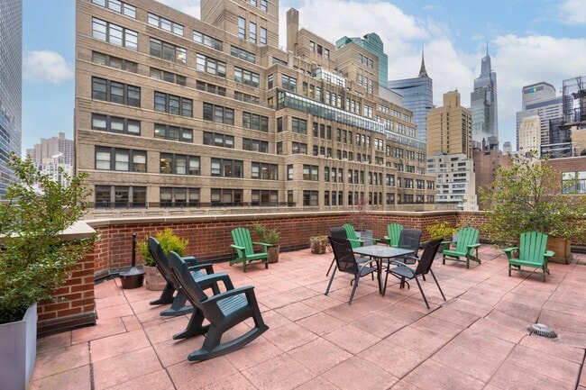 Foto del edificio - 321 E 45th St