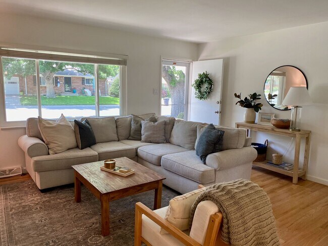 Building Photo - Single Family home half a block from Bible Park.