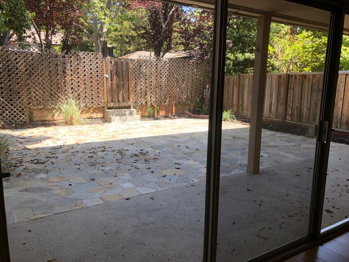 Outdoor patio - 552 Toyon Ave