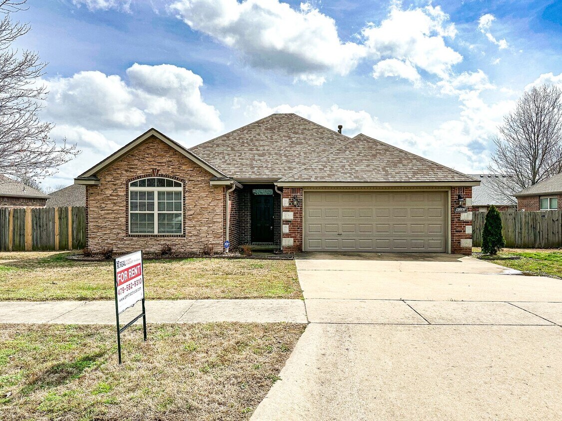 Primary Photo - 3 Bed, 2 Bath Home in Fayetteville!