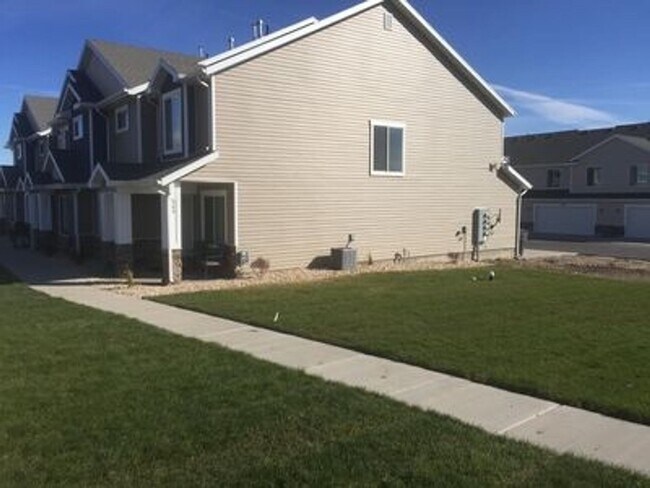 Building Photo - Three Bedroom Townhome; Bear Lake, 1,550 s...