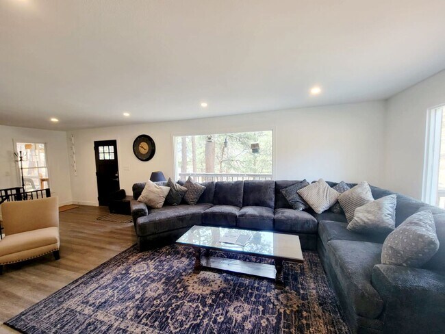 Foto del edificio - Spacious 4-bedroom + study home; Includes Hot tub and Pool Table - Avail. Now!