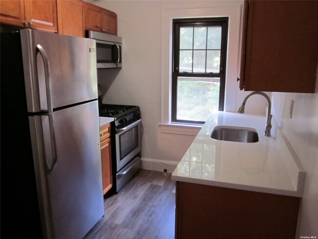 Building Photo - 44 Oakwood Rd