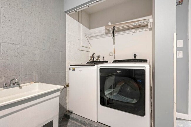 Building Photo - 3464 Commodore Ct