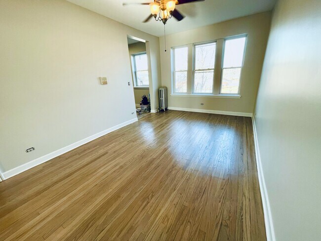 Building Photo - 3238 W Berteau Ave