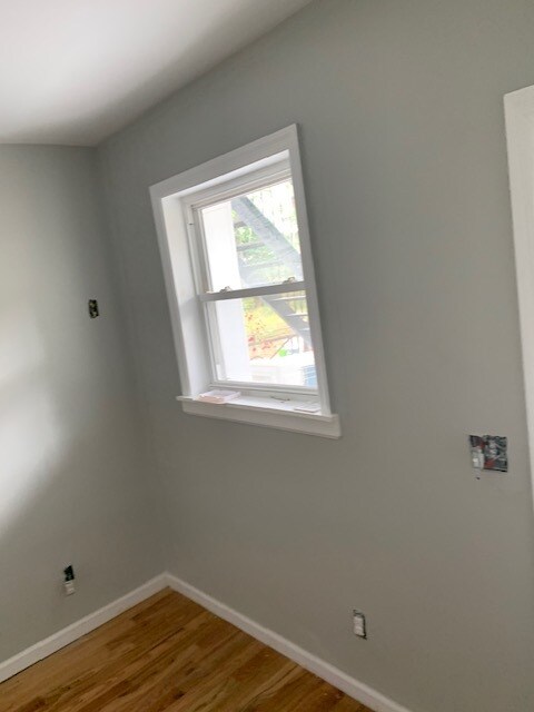 Room - 927 E 213th St