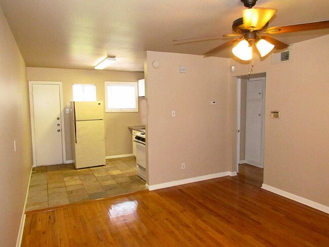 Building Photo - 2524 Binz St