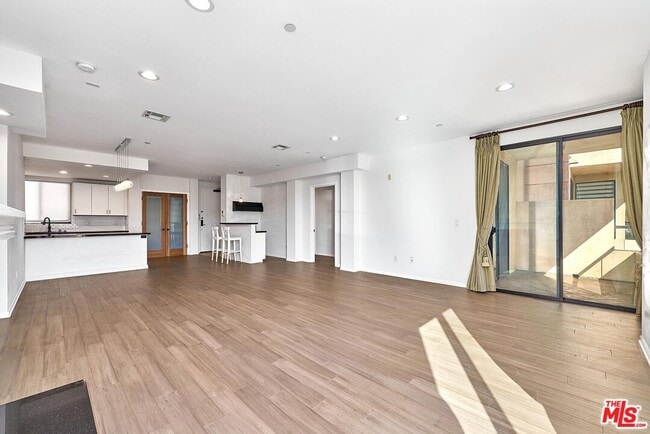 Foto del edificio - 871 Crenshaw Blvd