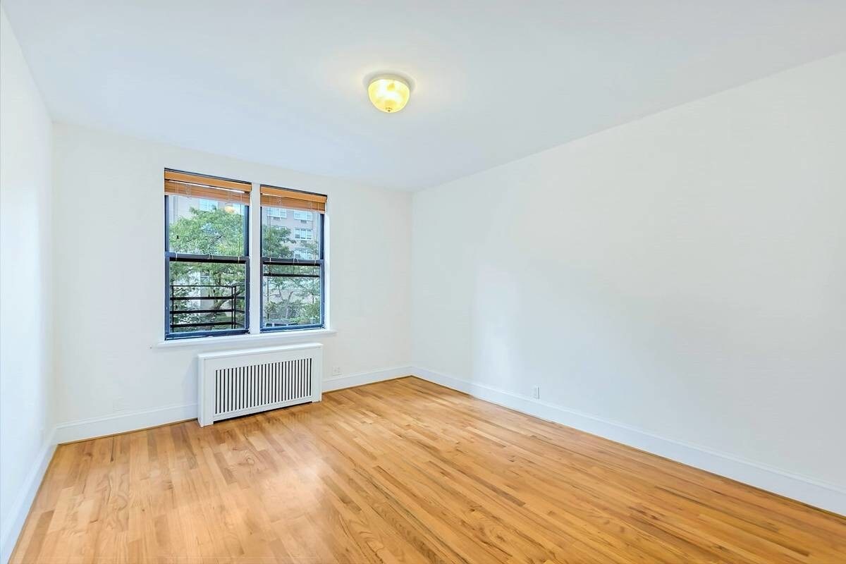 Primary Photo - 1358 York Ave