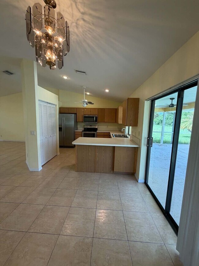 Foto del edificio - Inviting 3/2 Pool Home With Spacious Lanai and Modern Kitchen