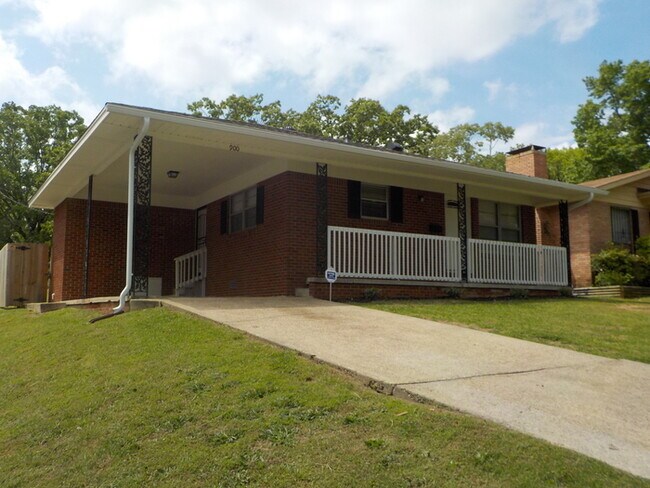 Building Photo - 900 N Hughes St